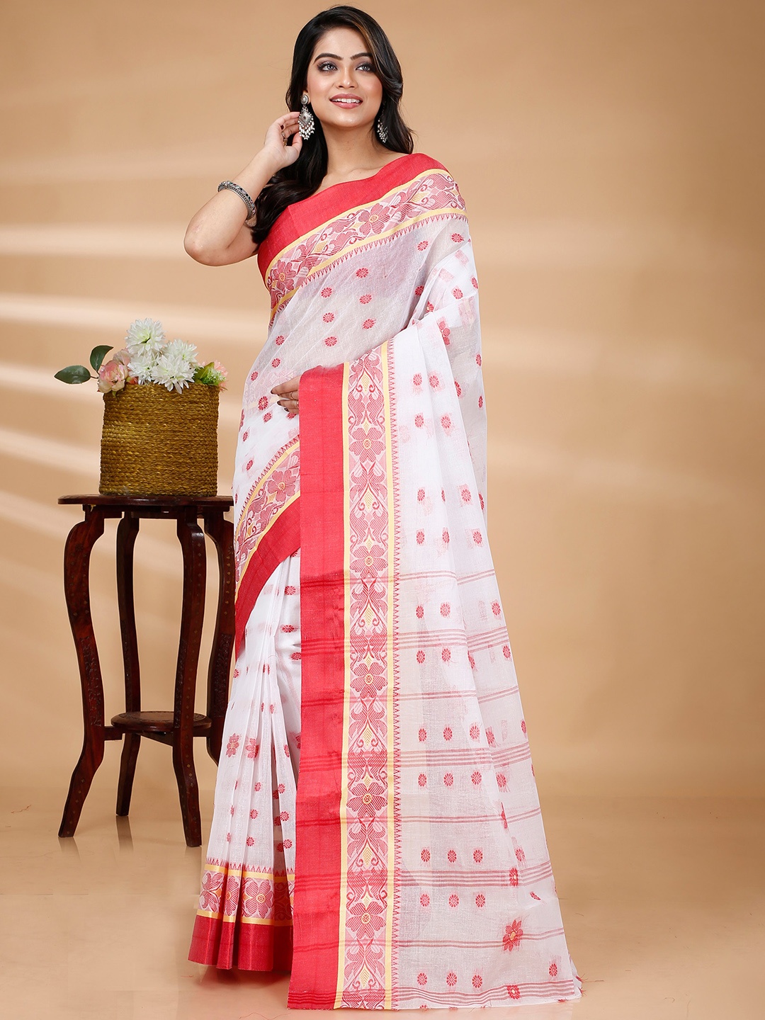 

DipDiya Floral Woven Design Pure Cotton Taant Saree, White