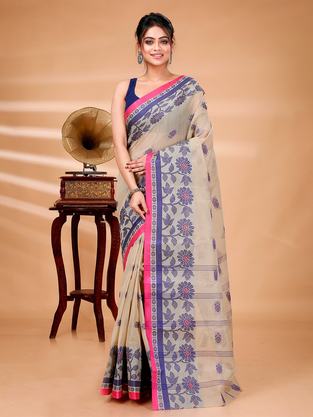 

DipDiya Off White & Blue Floral Pure Cotton Taant Saree