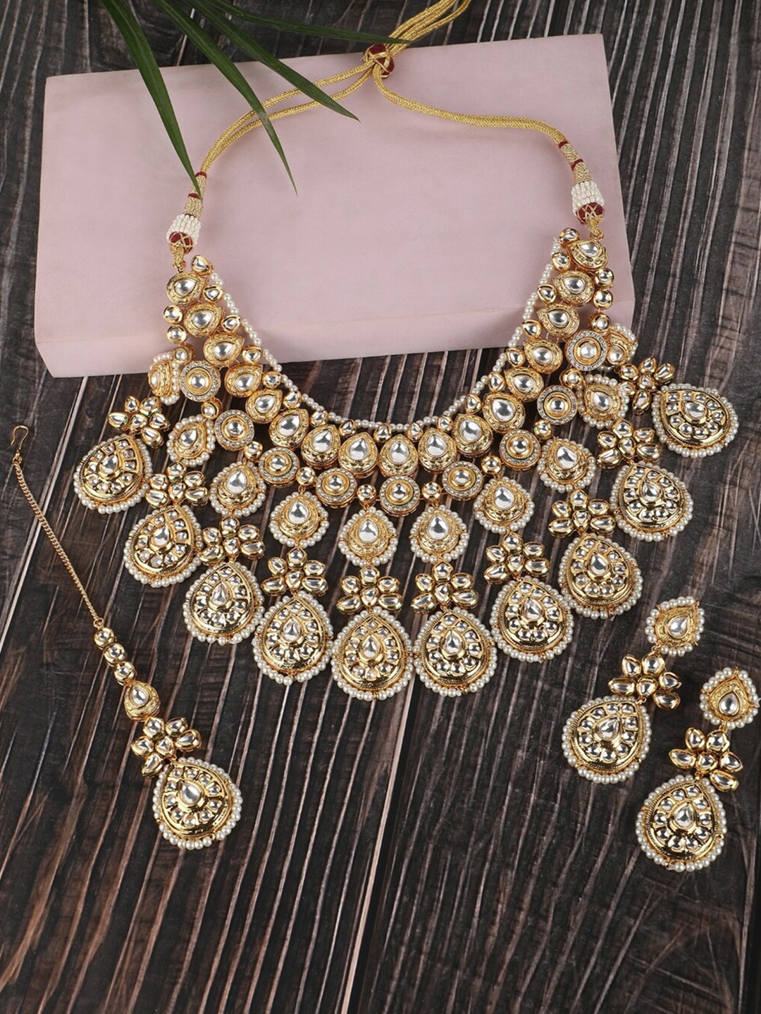 

AURAA TRENDS Gold-Plated Kundan Stone Studded Jewellery Set