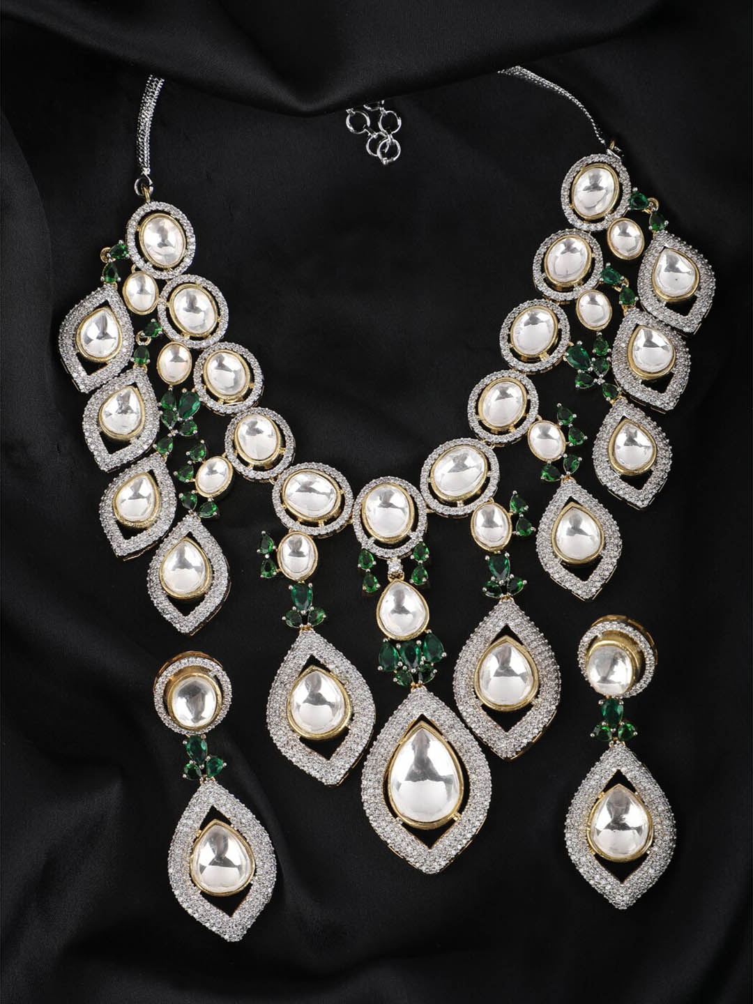 

AURAA TRENDS Rhodium-Plated AD-Studded Jewellery Set, Green