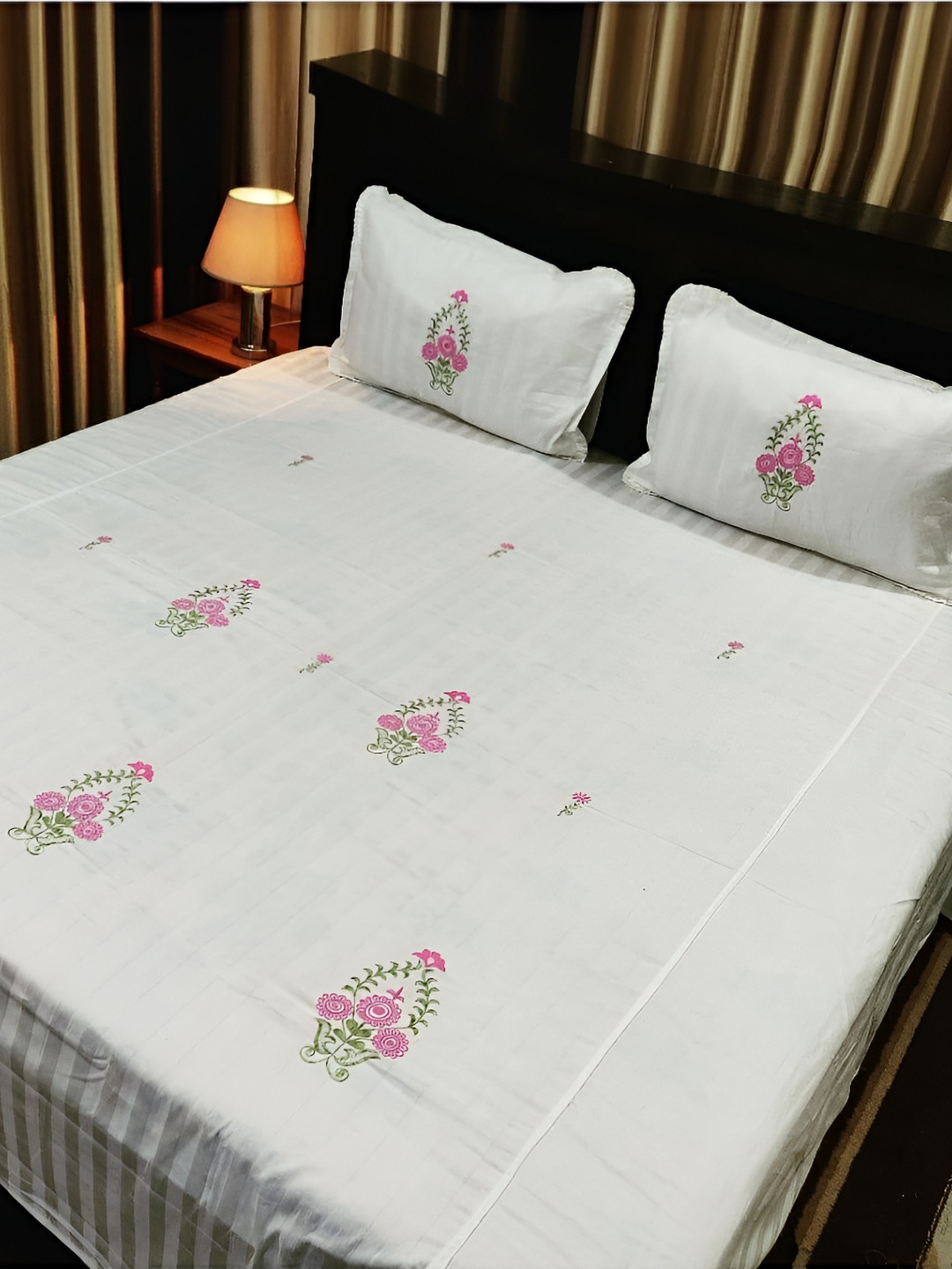 

Bedbathandbliss Pink & White Floral Cotton 300 TC King Bedsheet with 2 Pillow Covers