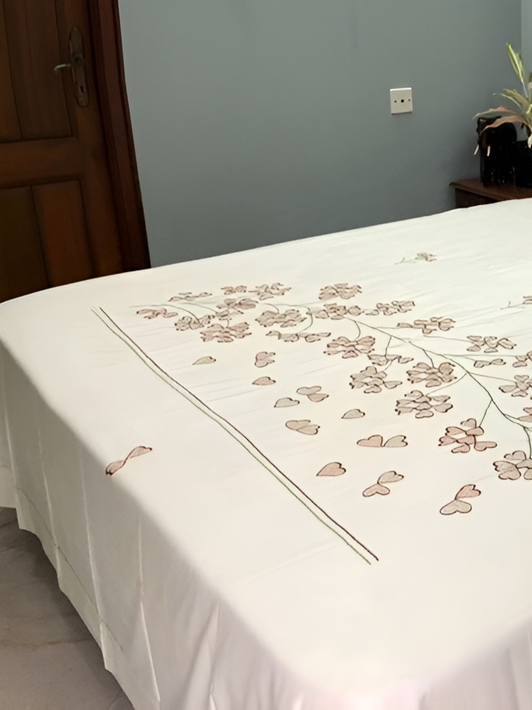 

Bedbathandbliss White Floral Cotton 300 TC King Bedsheet with 2 Pillow Covers