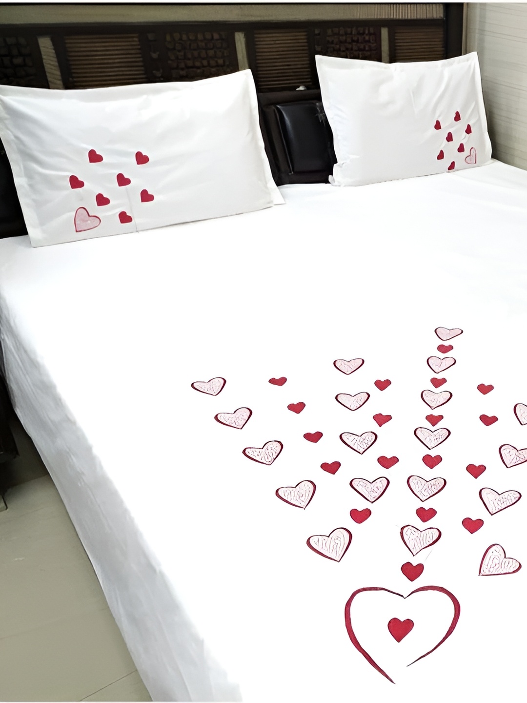 

Bedbathandbliss White & Red Abstract Cotton 300 TC King Bedsheet with 2 Pillow Covers