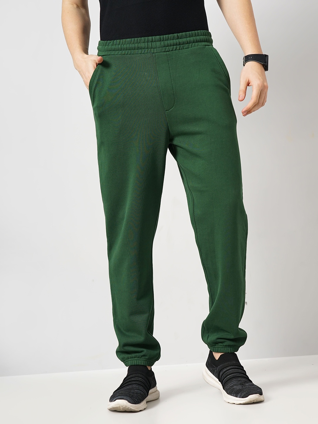 

Celio Men Mid-Rise Cotton Loose Fit Trousers, Green