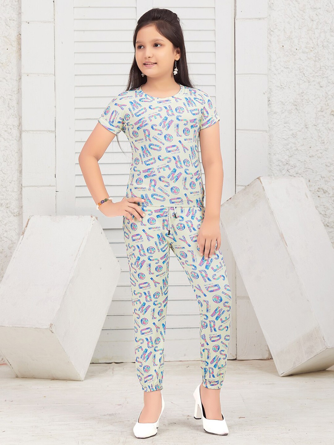 

Aarika Girls Printed Round Neck T-shirt with Trousers, Lime green