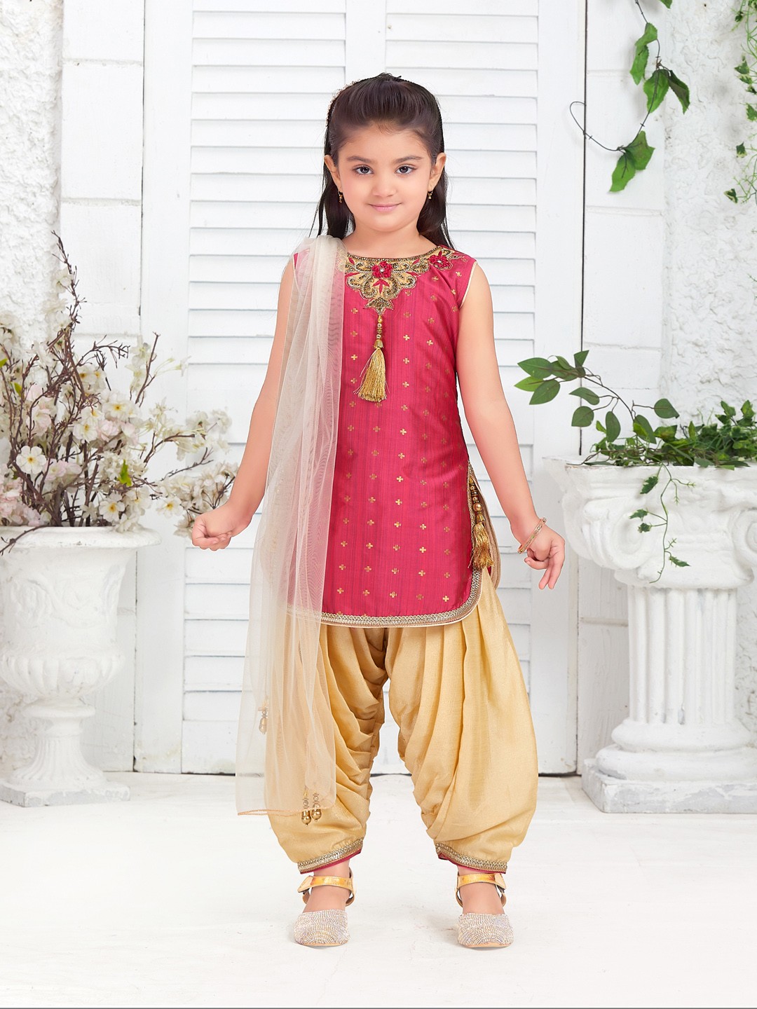 

Aarika Girls Floral Embroidered Round Neck Pure Silk Kurta With Patiala & Dupatta, Pink