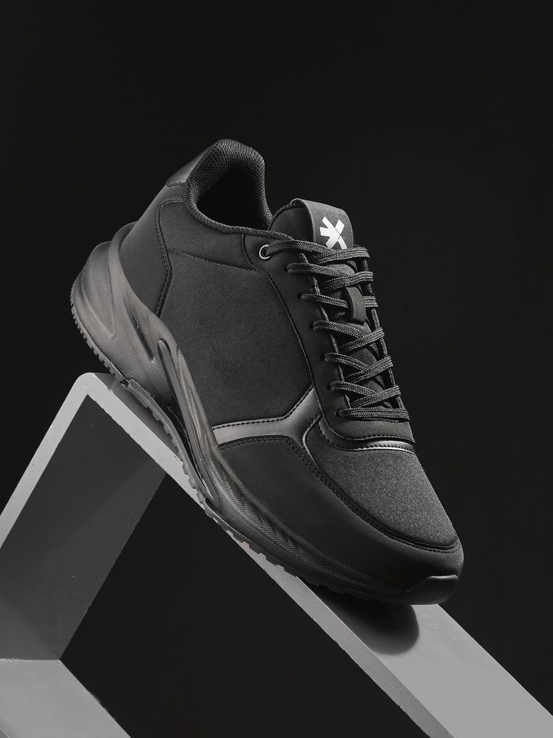 

HRX by Hrithik Roshan Men FIGHTER Black Textured Running Shoes