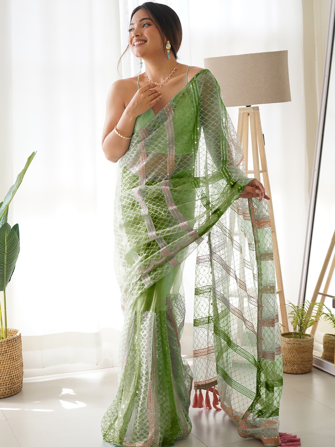 

Munir Sequinned Embellished Embroidered Net Saree, Green