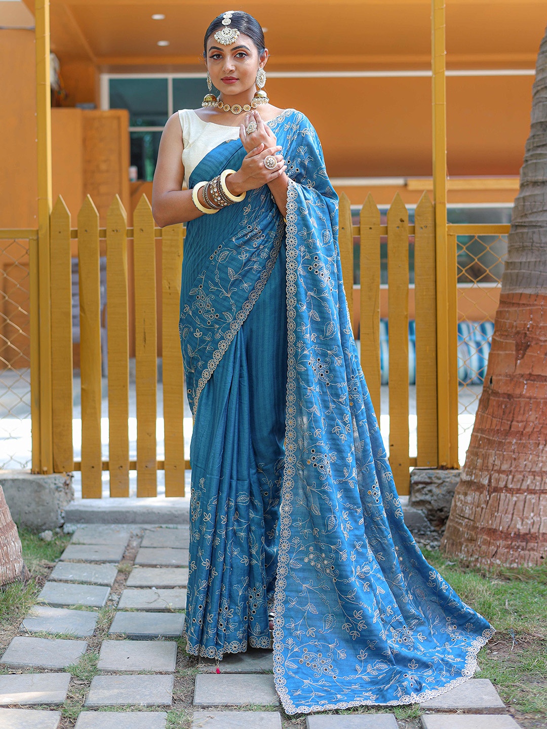 

Munir Teal & GoldToned Embellished Beads and Stones Silk Saree