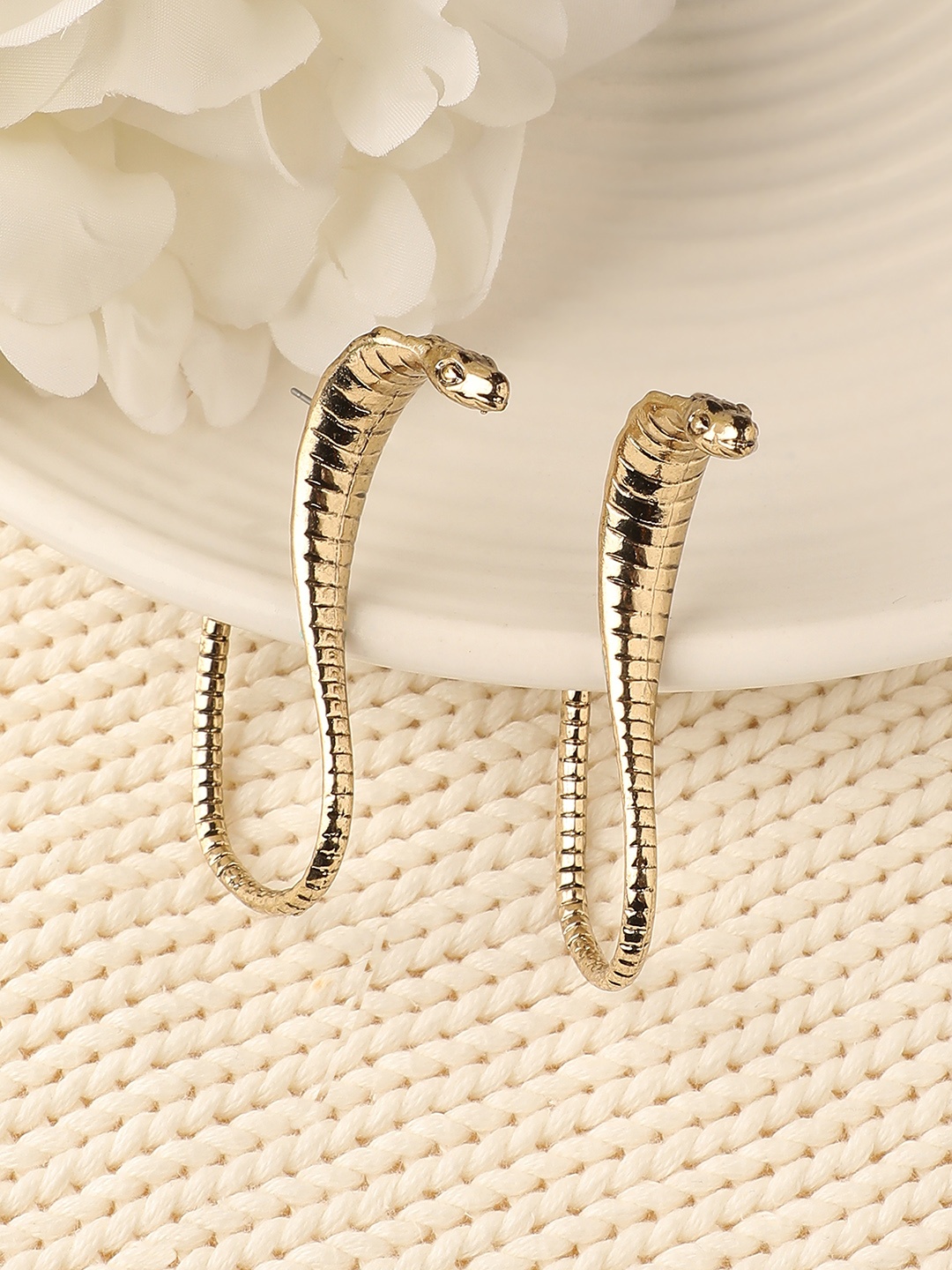 

DressBerry Gold-Plated Contemporary Drop Earrings