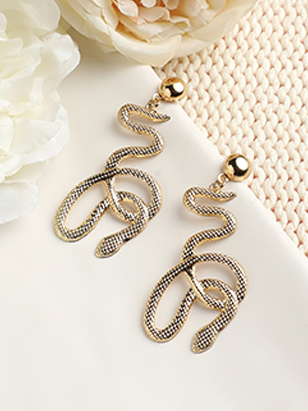 

DressBerry Gold-Plated Contemporary Drop Earrings