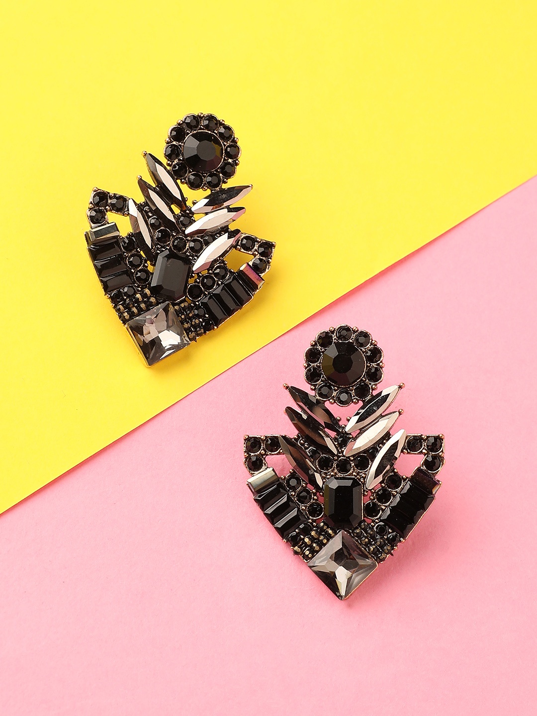 

DressBerry Gold-Plated Contemporary Studs Earrings, Black