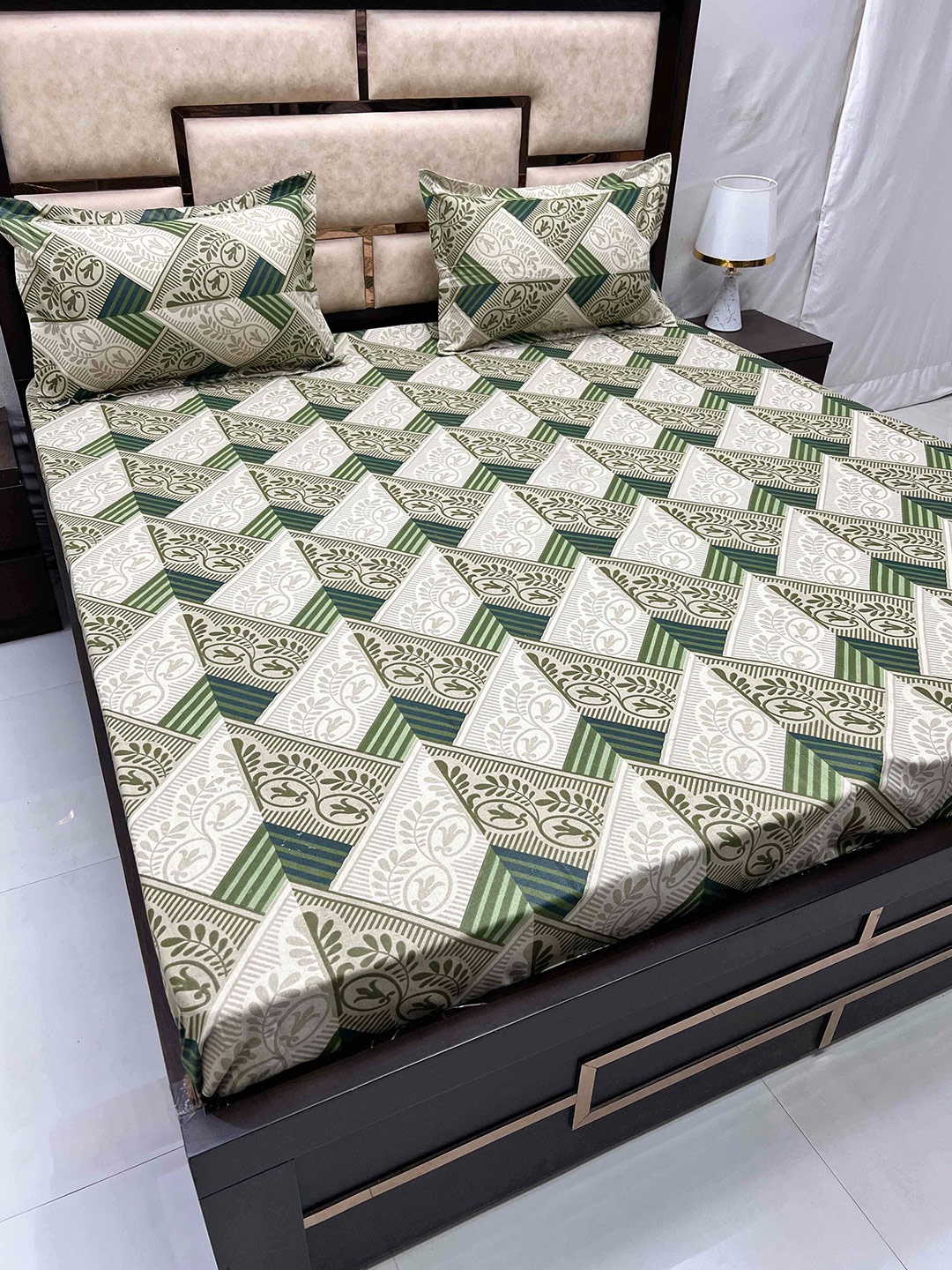 

Pure Decor Casement Green & White Geometric 250 TC Queen Bedsheet with 2 Pillow Covers