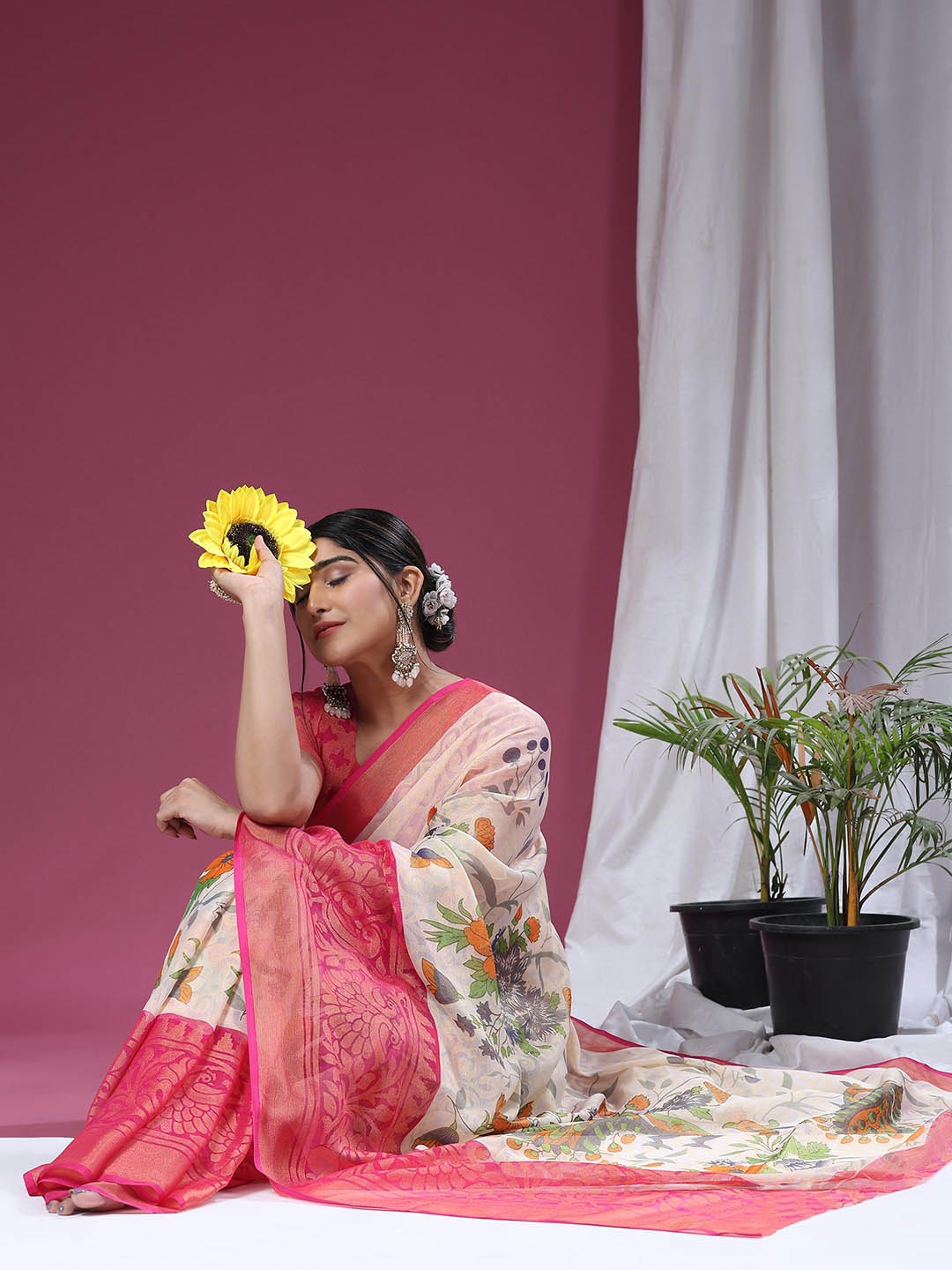 

Rujave Floral Printed Saree, Pink