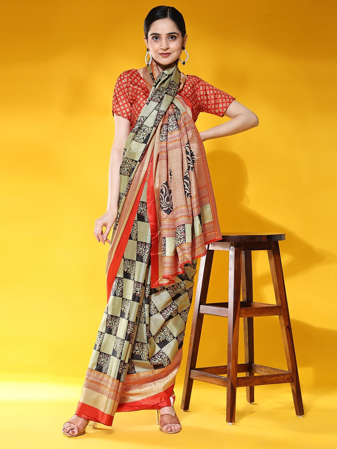 

Rujave Geometric Printed Saree, Red