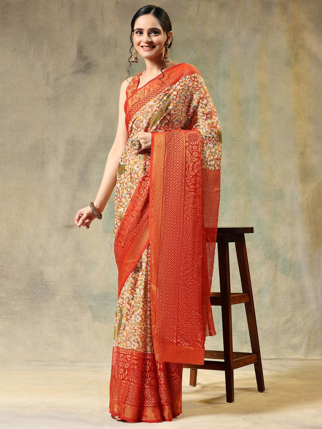 

Rujave Ethnic Motifs Printed Zari Saree, Red