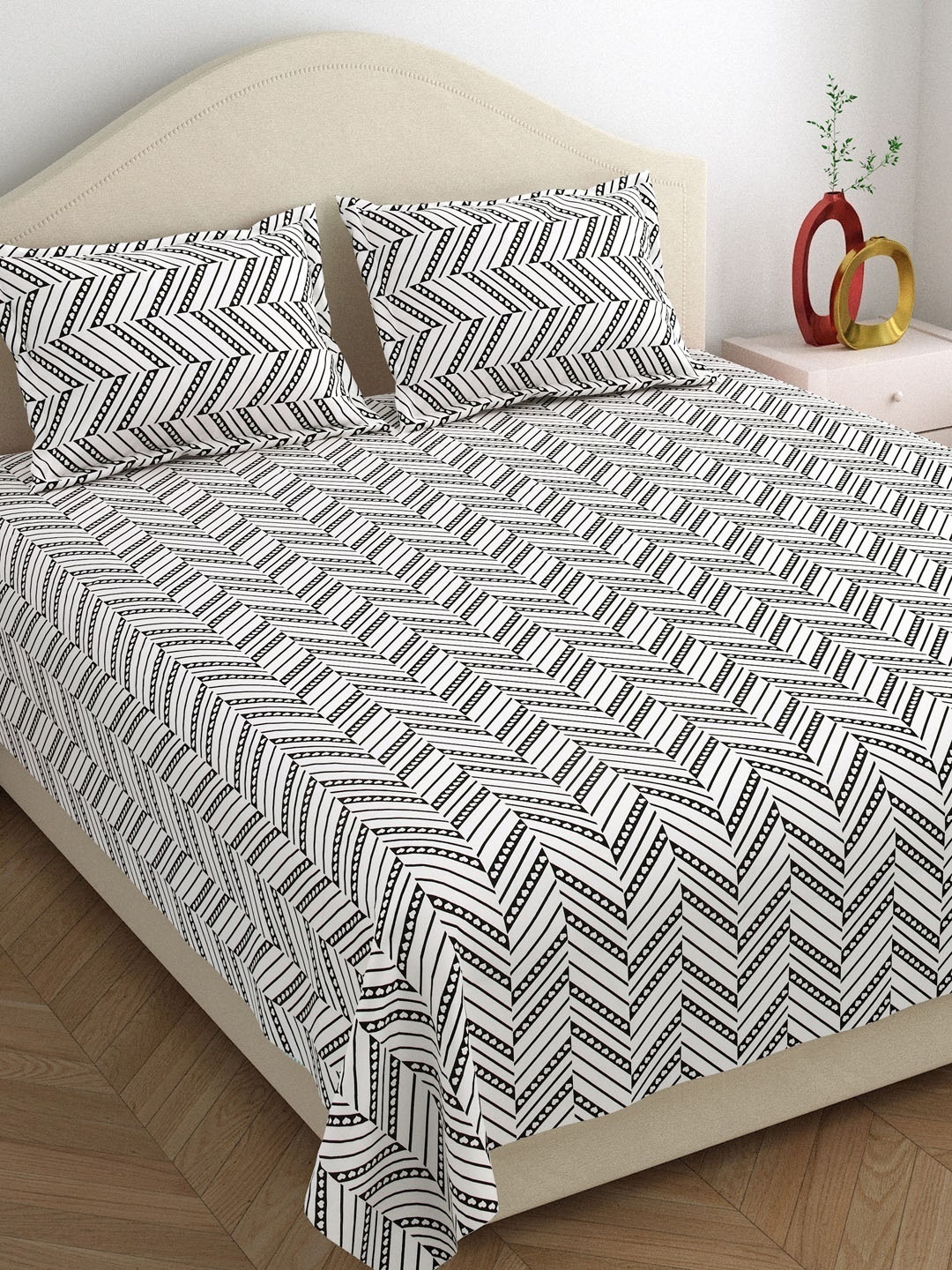

DREAM WEAVERZ Black & White Cotton 220 TC Super King Bedsheet with 2 Pillow Covers