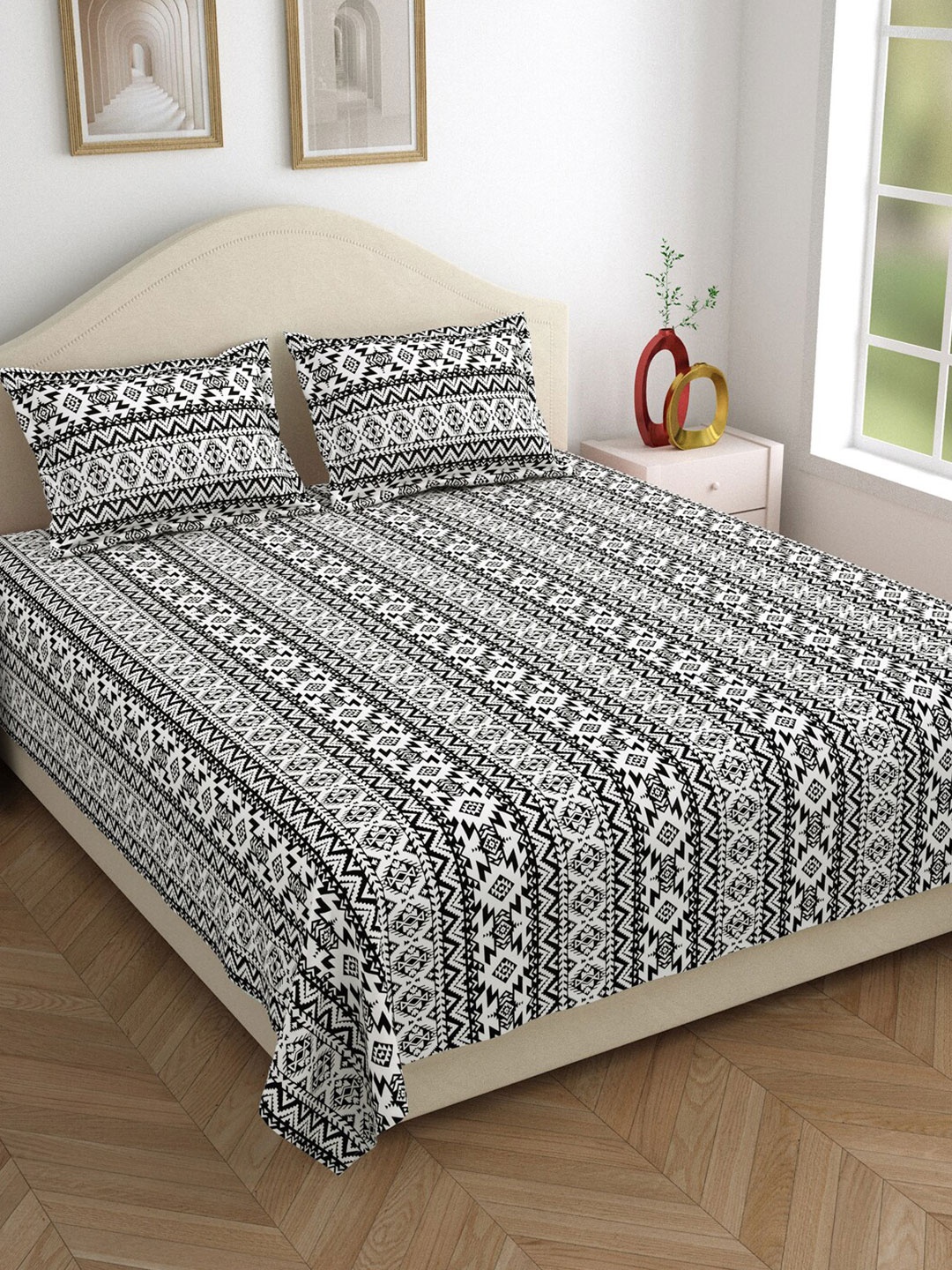 

DREAM WEAVERZ Black & White Ethnic Motifs Cotton 220 TC King Bedsheet with 2 Pillow Covers