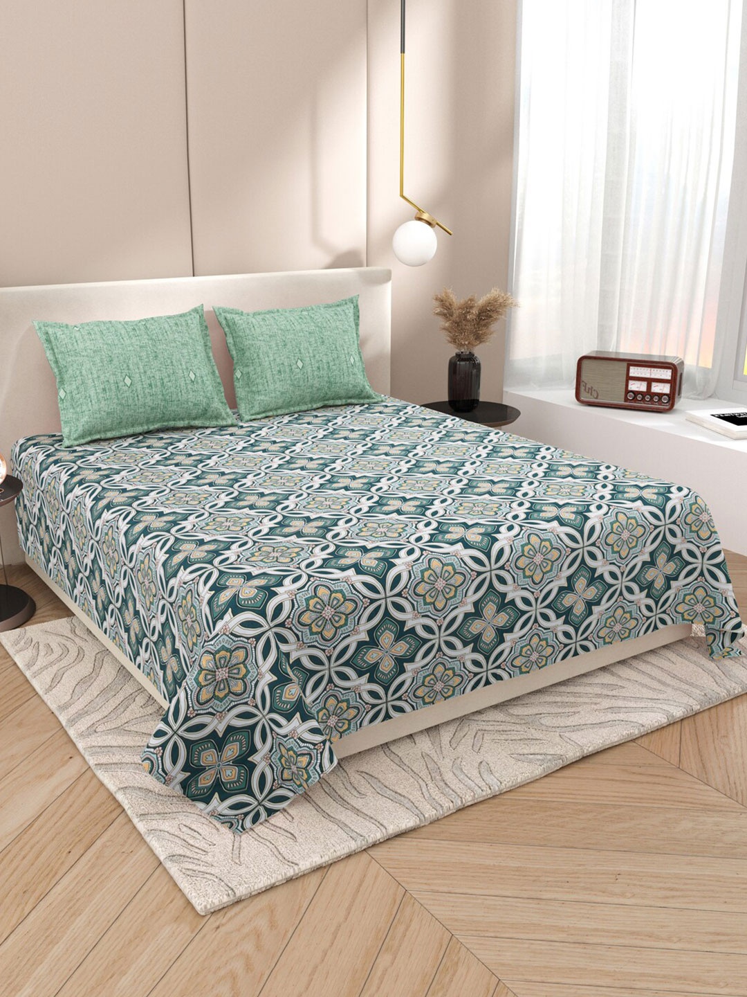 

DREAM WEAVERZ Green & White Moroccan Glazed Cotton 220 TC King Bedsheet Set