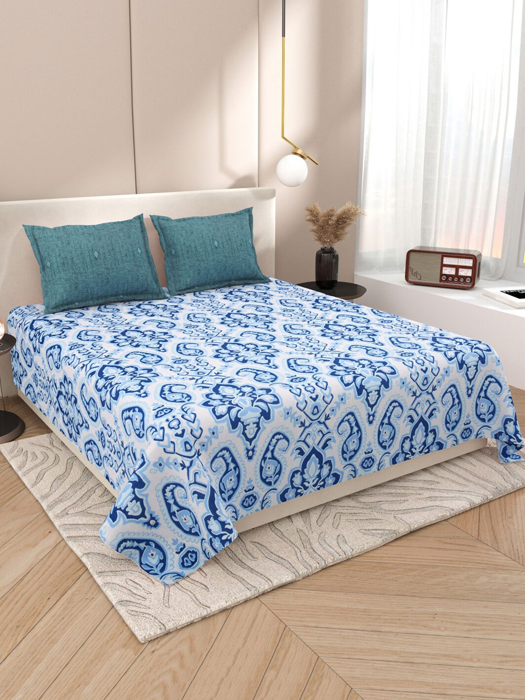 

DREAM WEAVERZ Blue & White 220 TC Glazed Cotton Super King Bedsheet with 2 Pillow Covers