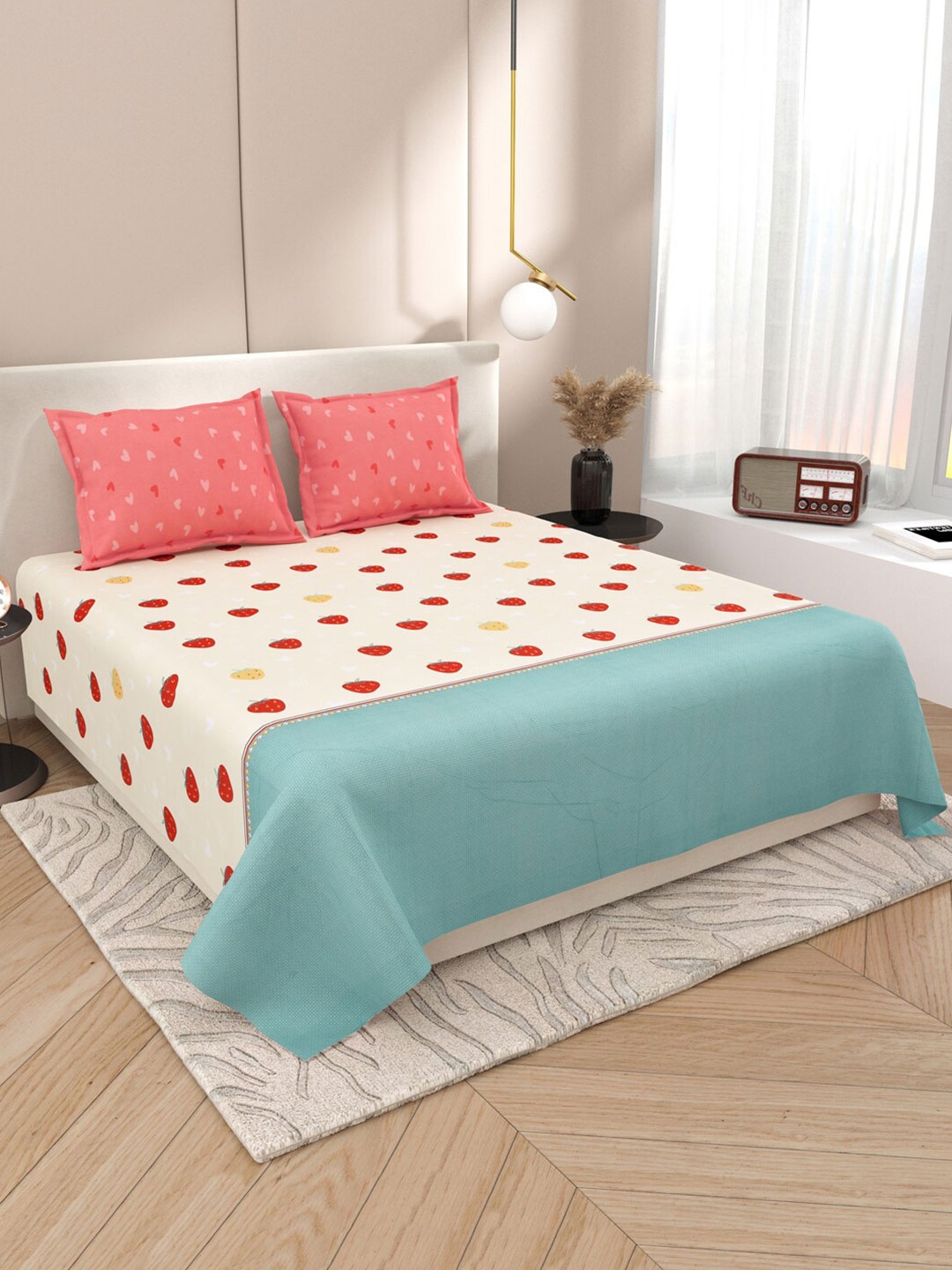 

DREAM WEAVERZ Multicolor Strawberry Print Glazed Cotton 220 TC King Bedsheet Set, Cream
