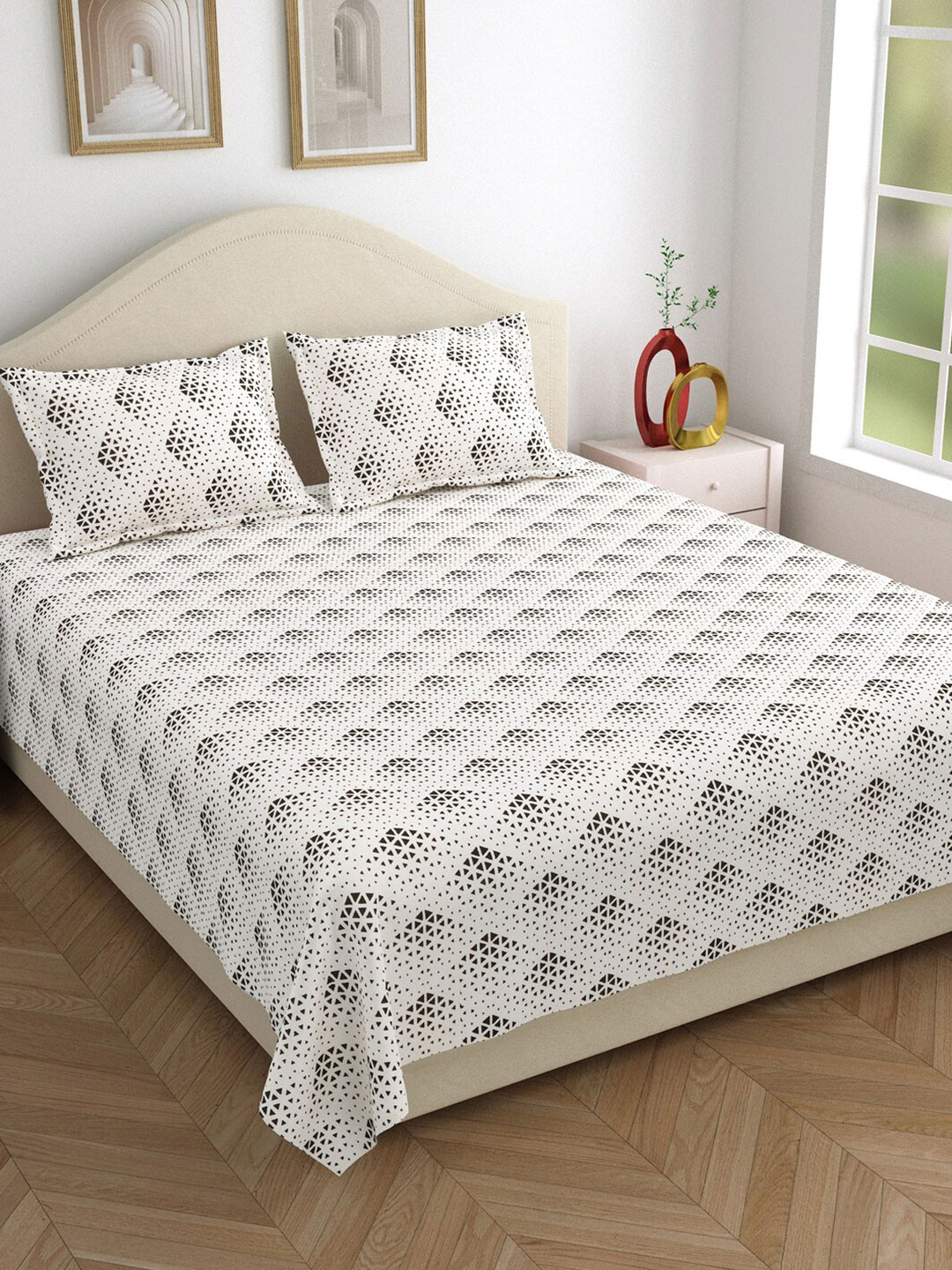 

DREAM WEAVERZ Black & White Cotton 220 TC King Bedsheet With 2 Pillow Covers