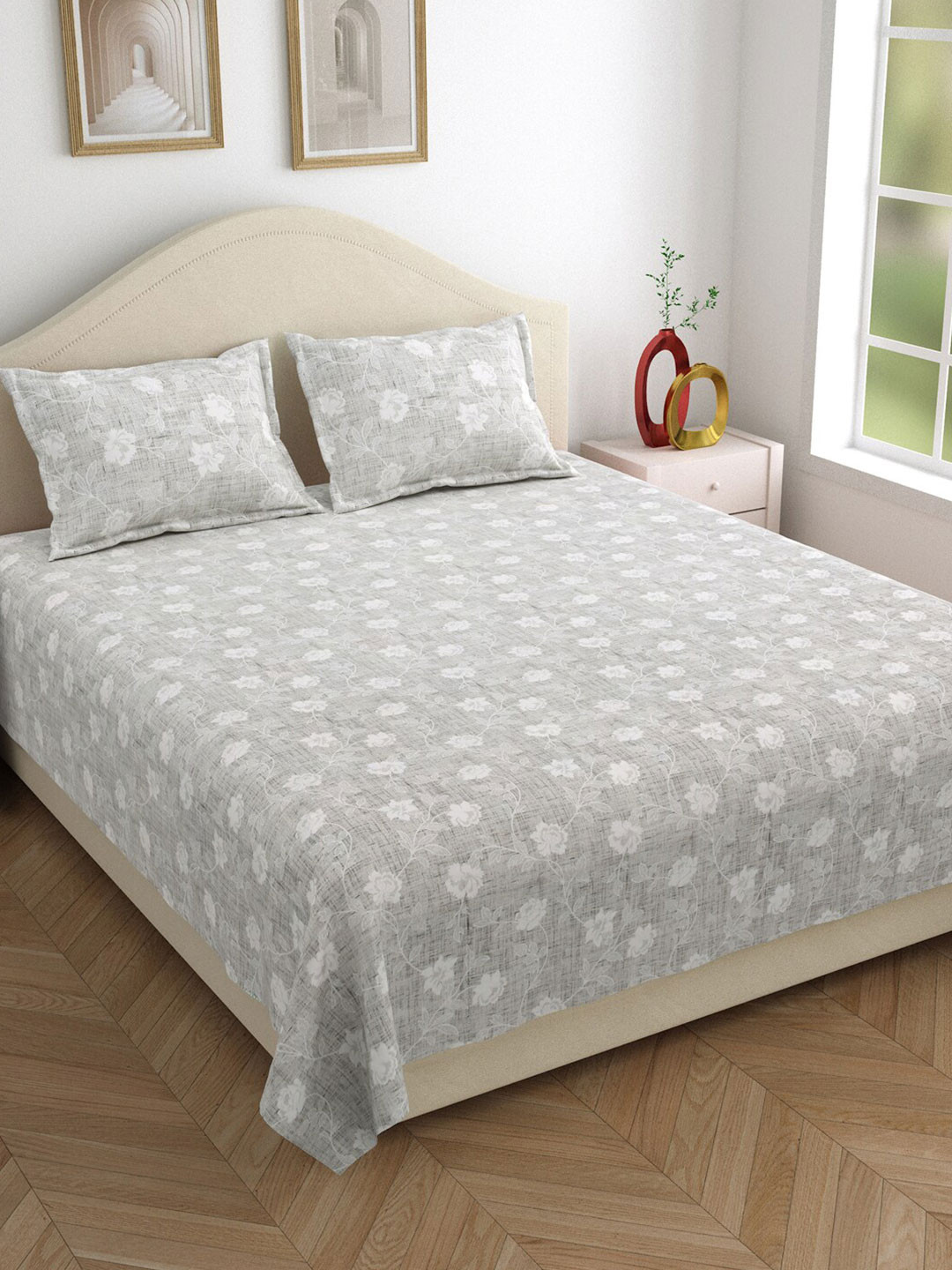 

DREAM WEAVERZ Grey & White Floral Cotton 220 TC King Bedsheet With 2 Pillow Covers