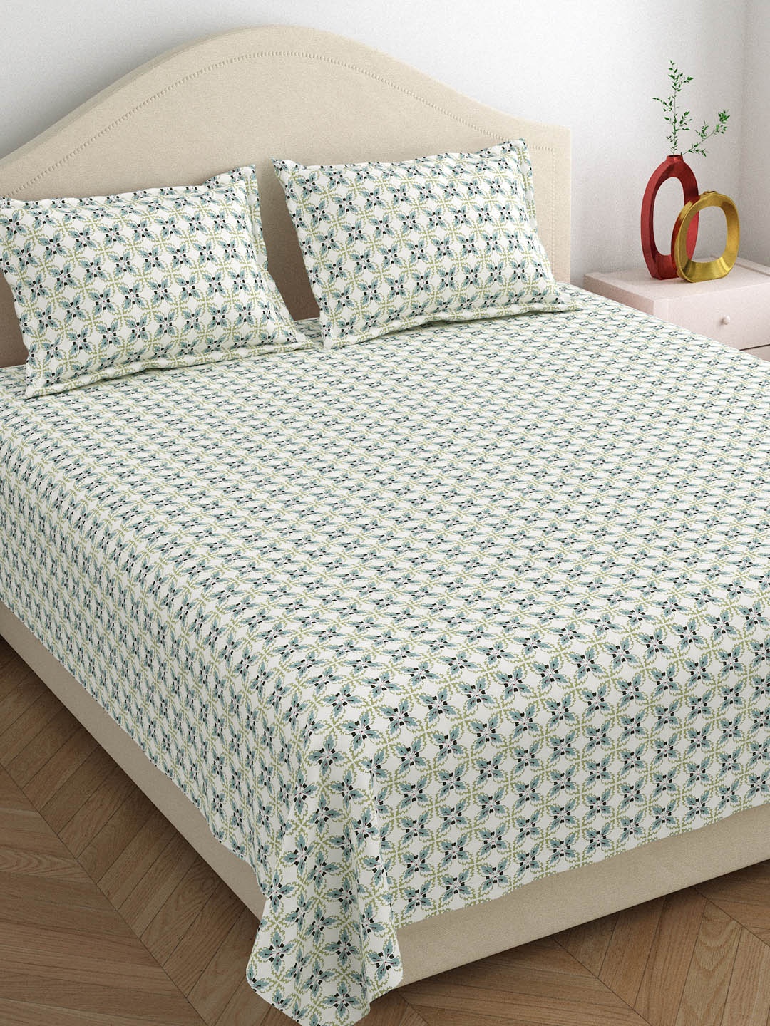 

DREAM WEAVERZ Green Floral Cotton 220 TC King Bedsheet with 2 Pillow Covers