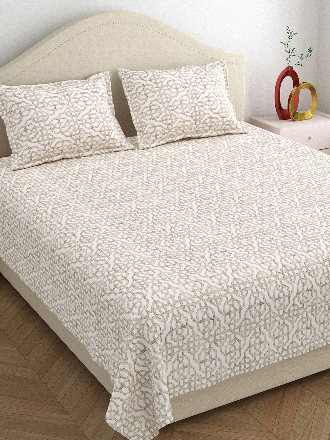 

DREAM WEAVERZ Beige & White Geometric Cotton 220 TC King Bedsheet With 2 Pillow Covers