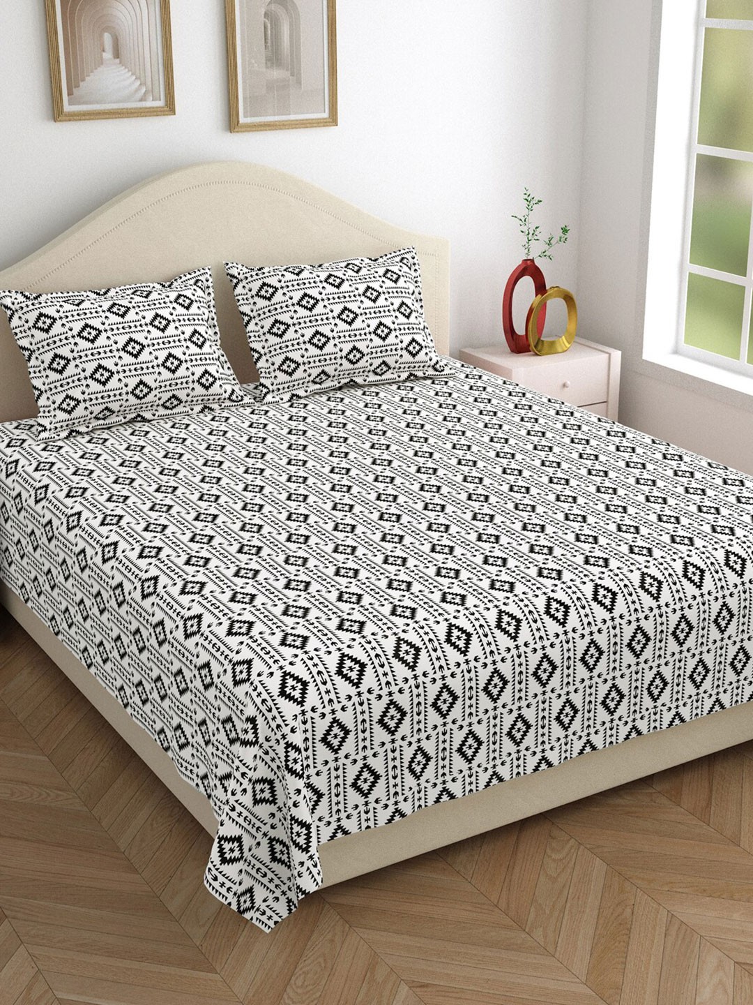 

DREAM WEAVERZ Black & White Geometric Cotton 220 TC King Bedsheet With 2 Pillow Covers