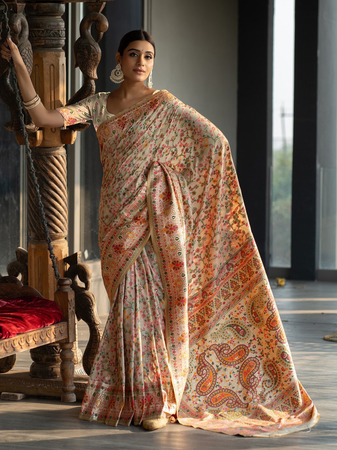 

GAJARAI Floral Woven Design Zari Saree, Beige