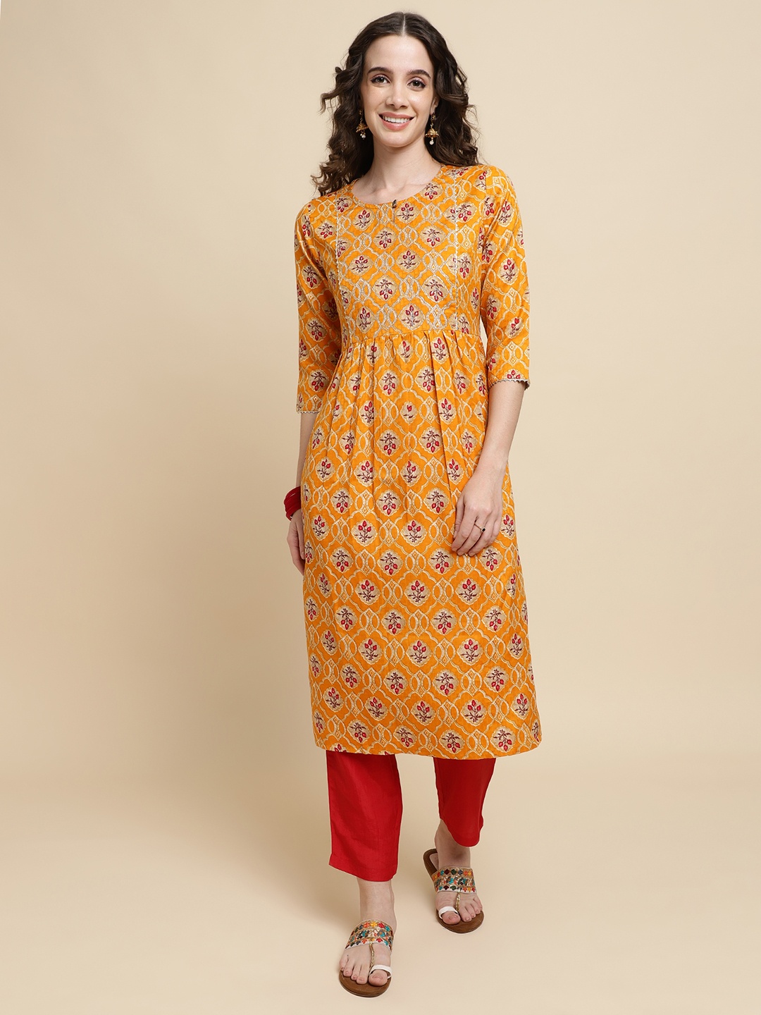 

Sringam Floral Printed Gotta Patti Straight Kurta with Trousers, Yellow