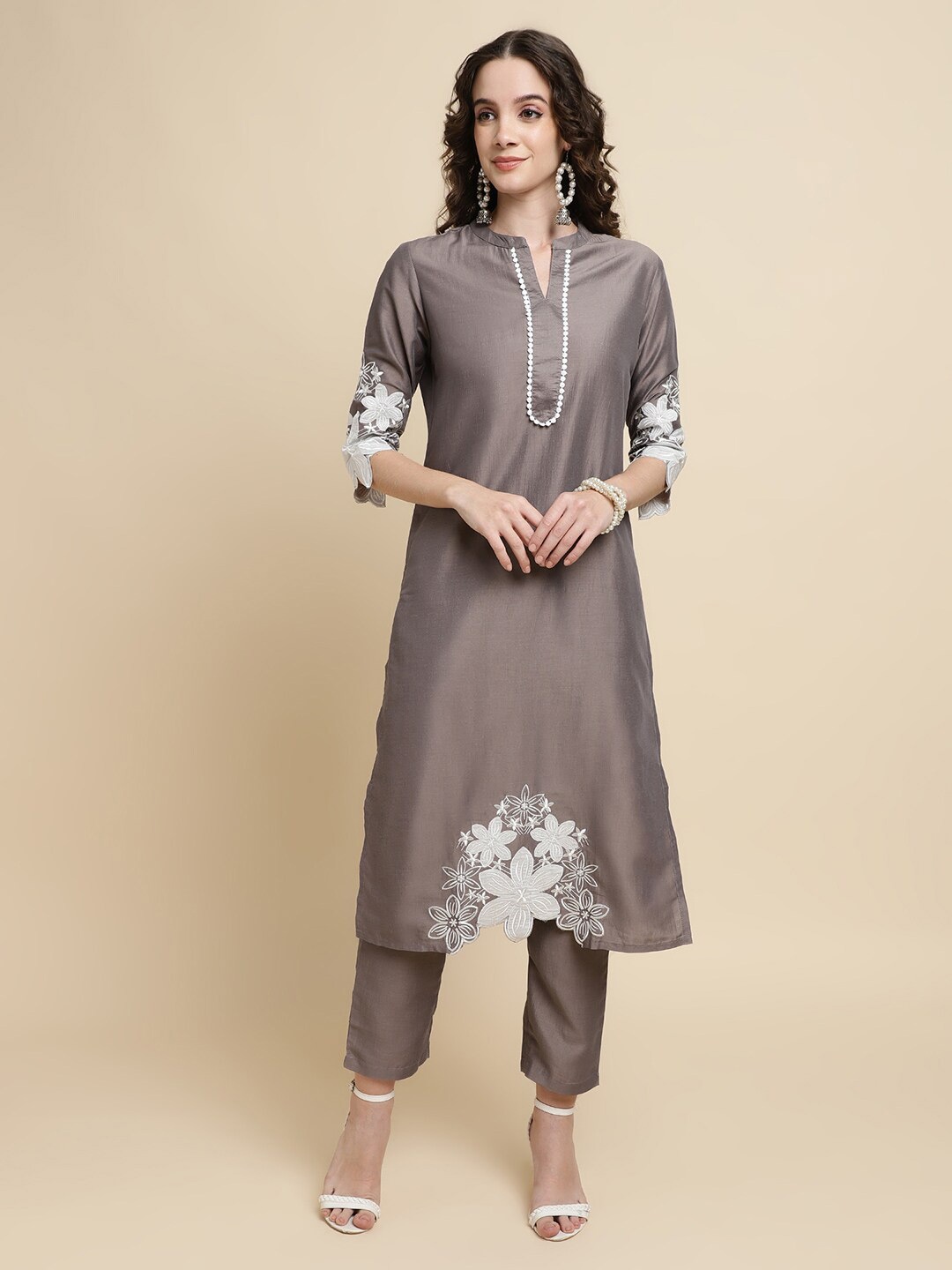 

Sringam Floral Embroidered Straight Kurta with Trousers, Brown