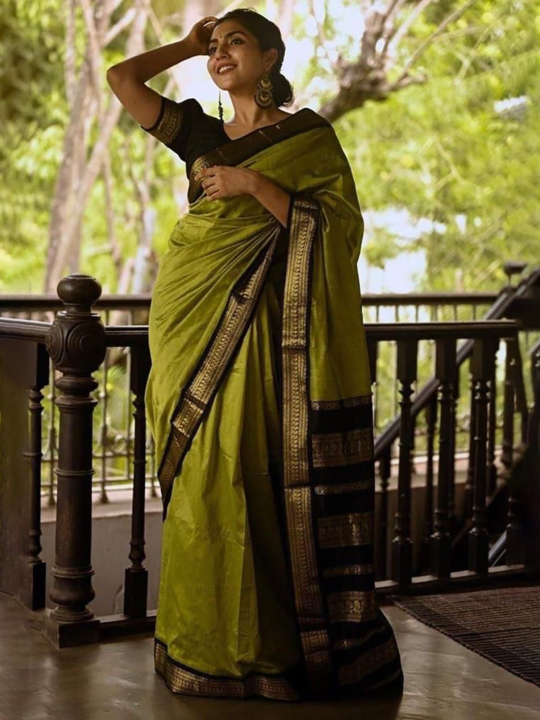 

Aldwych Green & Gold-Toned Woven Design Zari Banarasi Saree