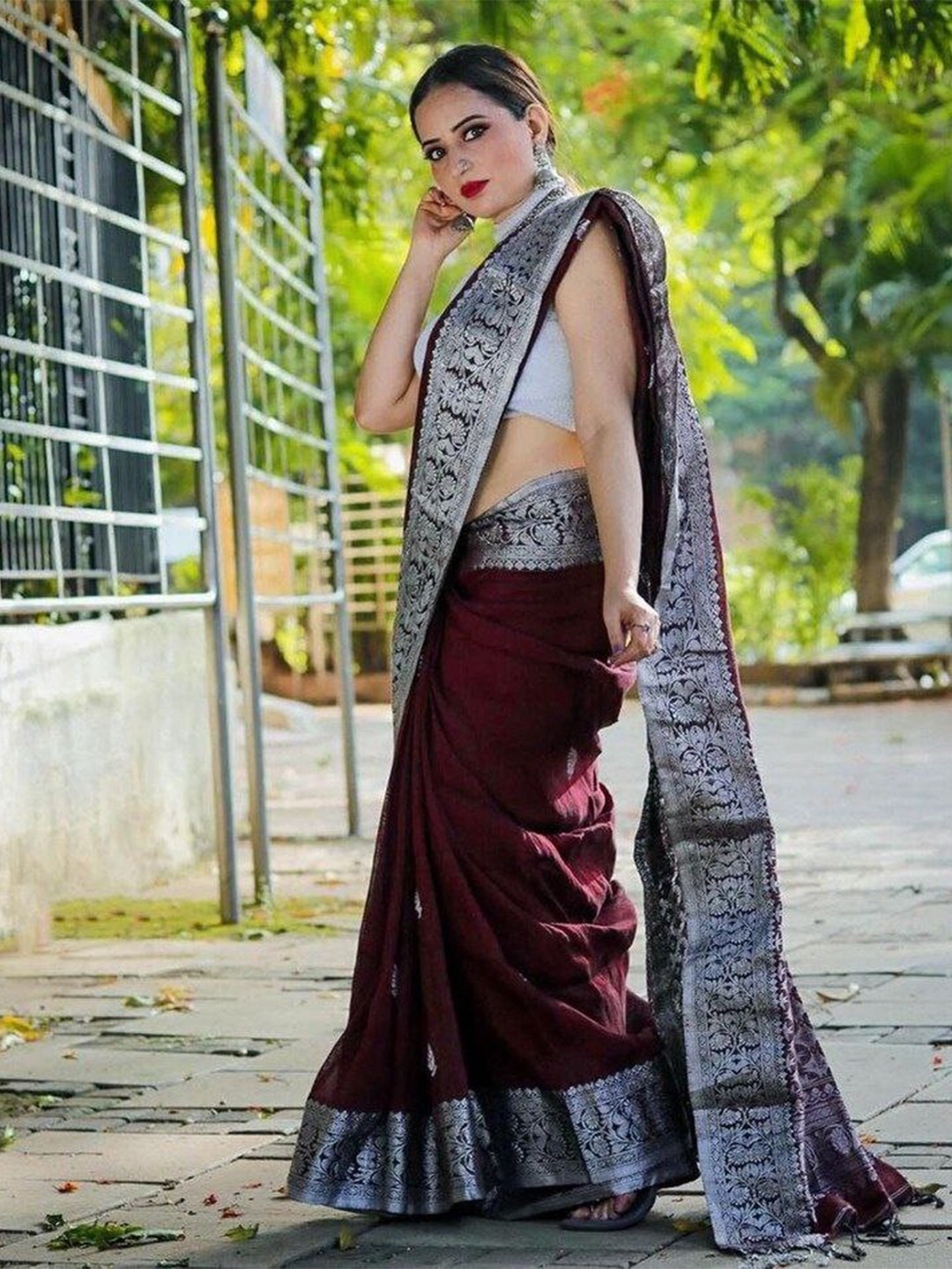 

Quelea Woven Design Zari Pure Silk Banarasi Saree, Maroon