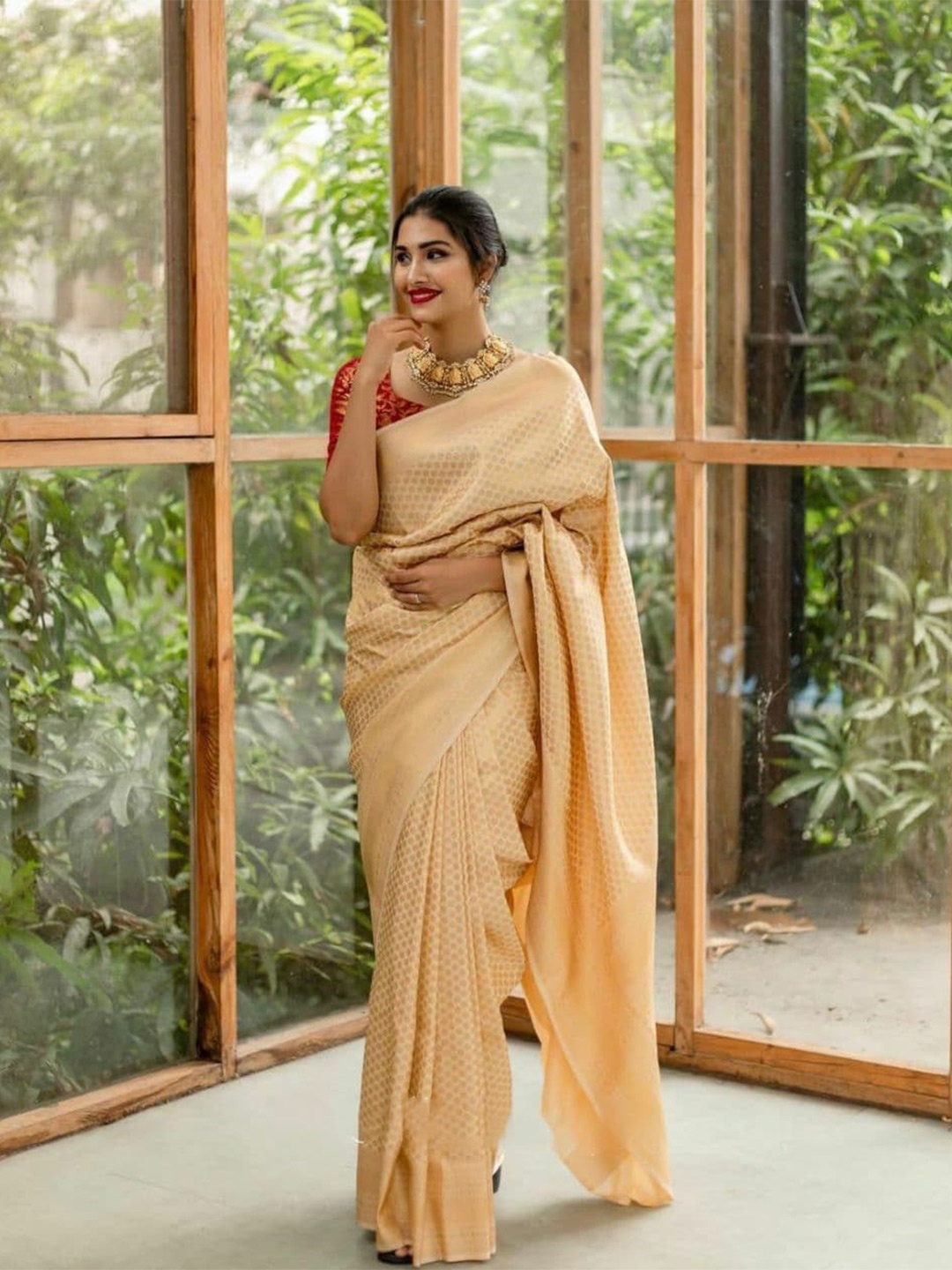 

Quelea Geometric Woven Design Zari Pure Silk Banarasi Saree, Off white