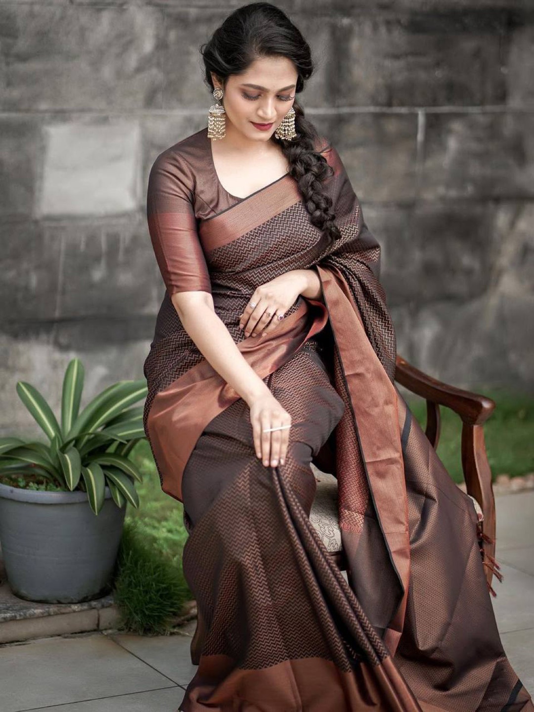 

Quelea Brown & Copper-Toned Woven Design Zari Pure Silk Banarasi Saree