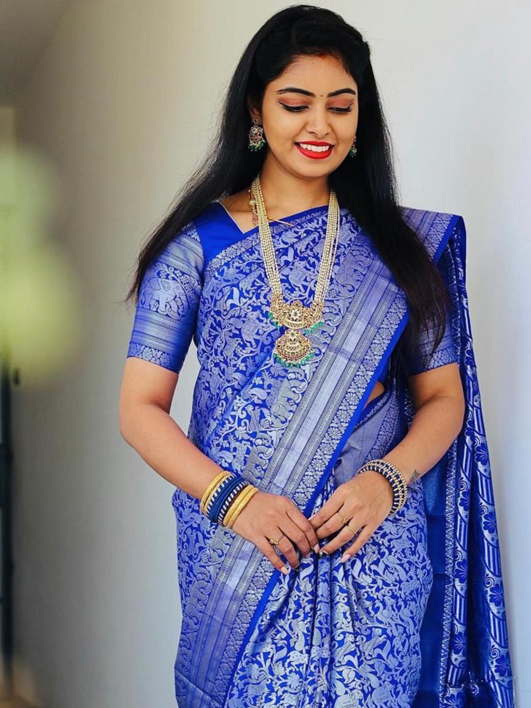 

Quelea Floral Woven Design Zari Pure Silk Banarasi Saree, Blue