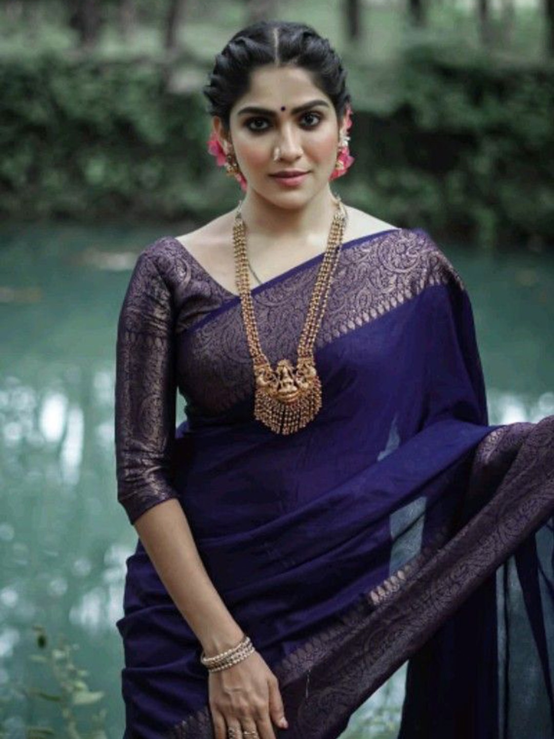 

Quelea Navy Blue & Gold-Toned Zari Pure Silk Banarasi Saree