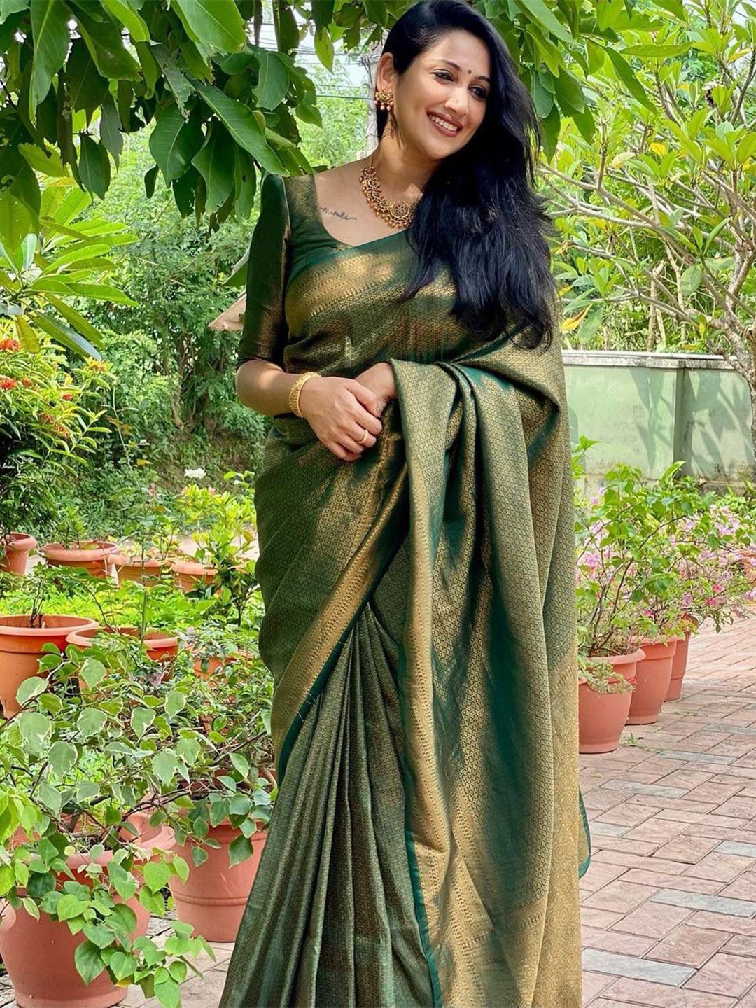 

Quelea Ethnic Motifs Woven Design Zari Pure Silk Banarasi Saree, Green