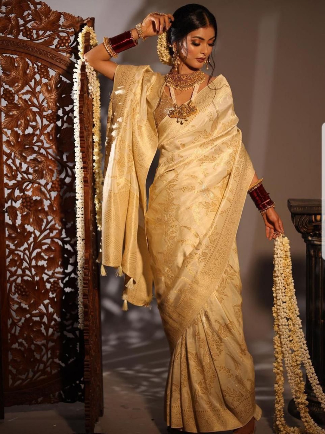 

Quelea Floral Woven Design Zari Pure Silk Banarasi Saree, Cream