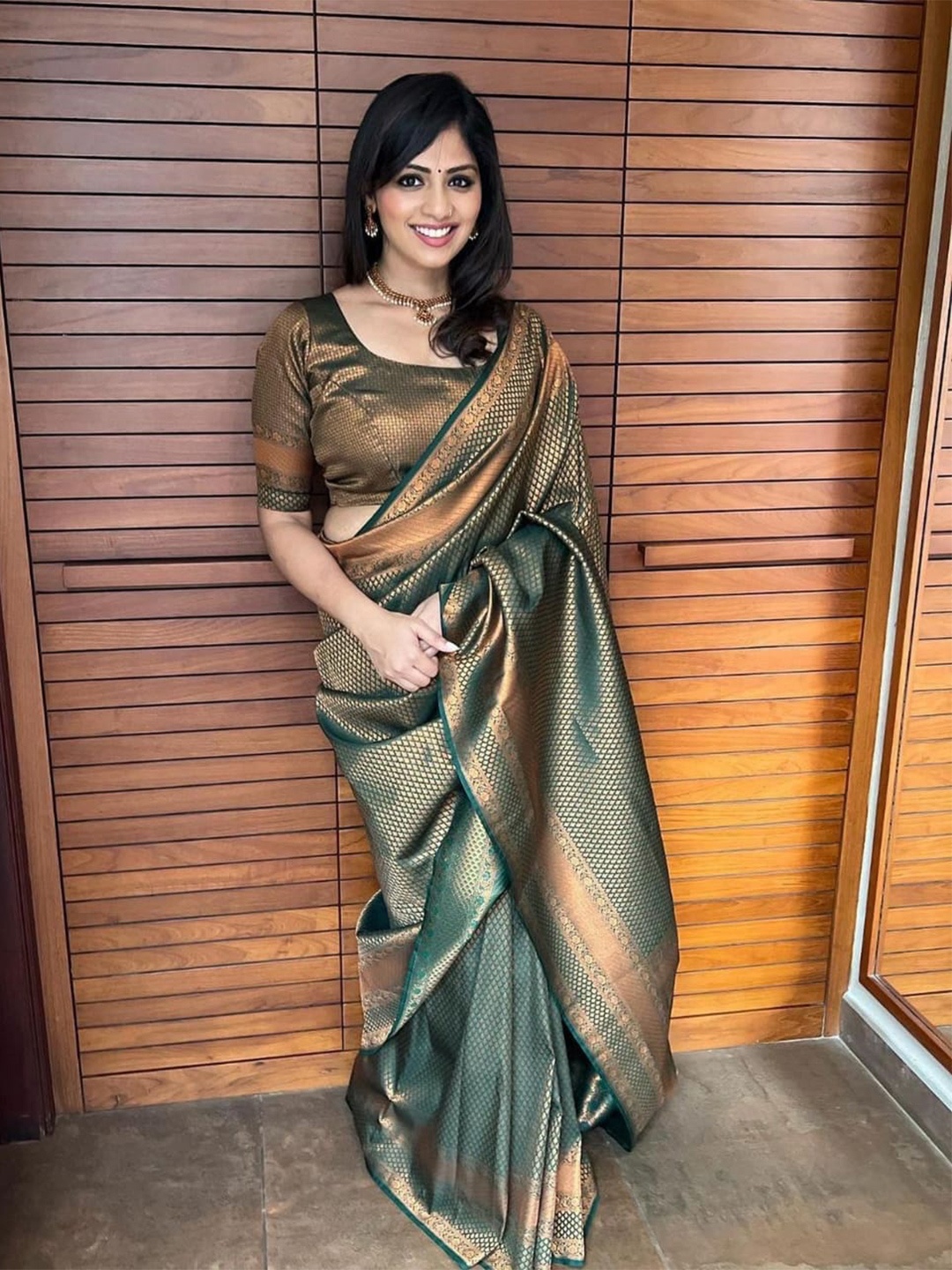

Quelea Ethnic Motifs Woven Design Zari Pure Silk Banarasi Saree, Green