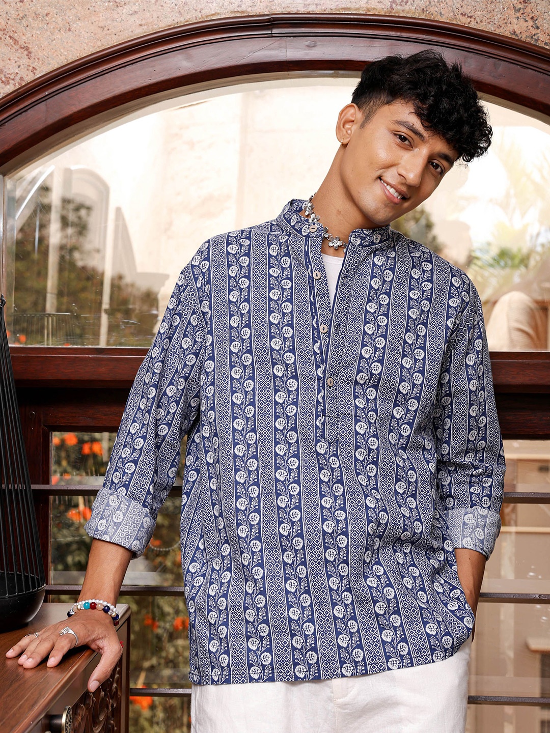 

The Indian Garage Co Men Regular Fit Indie Printed Resortwear Shirt, Navy blue