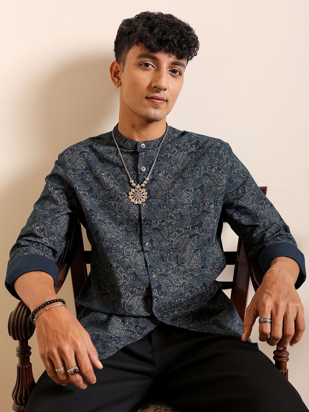 

The Indian Garage Co Men Slim Fit Indie Printed Resortwear Shirt, Navy blue