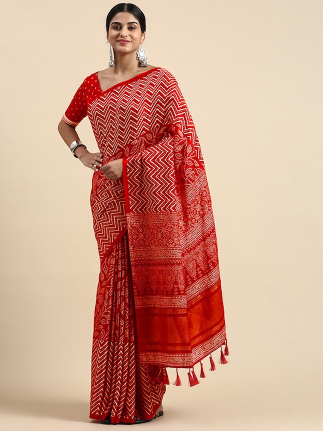 

PATLIPALLU Red & Beige Printed Bandhani Saree