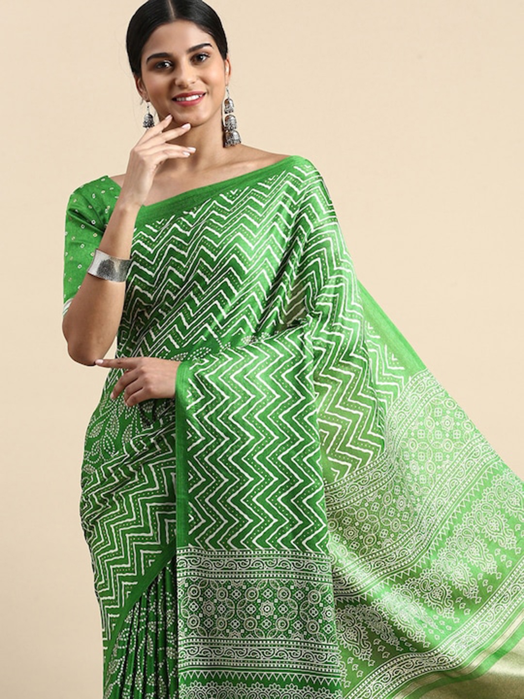 

PATLIPALLU Bandhani Printed Silk Saree, Green