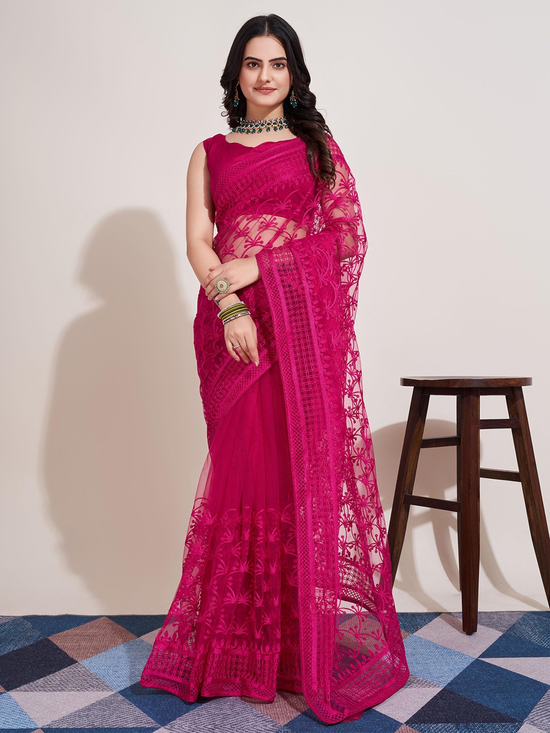 

VAIRAGEE Floral Embroidered Net Saree, Magenta
