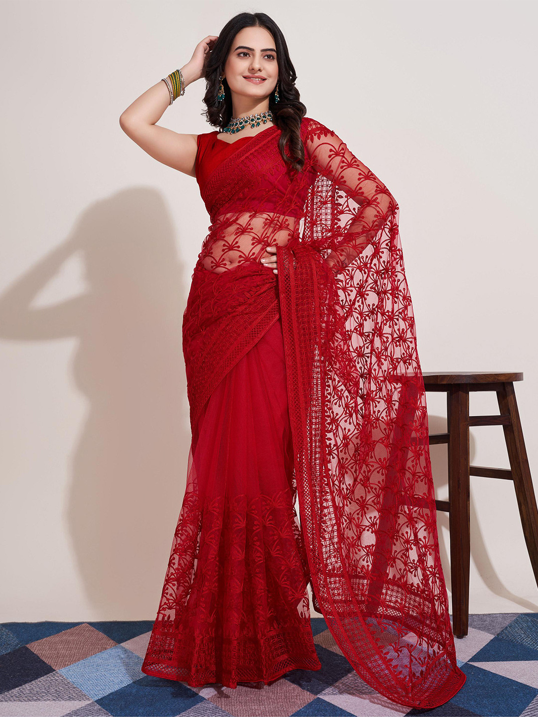 

VAIRAGEE Floral Embroidered Net Saree, Red