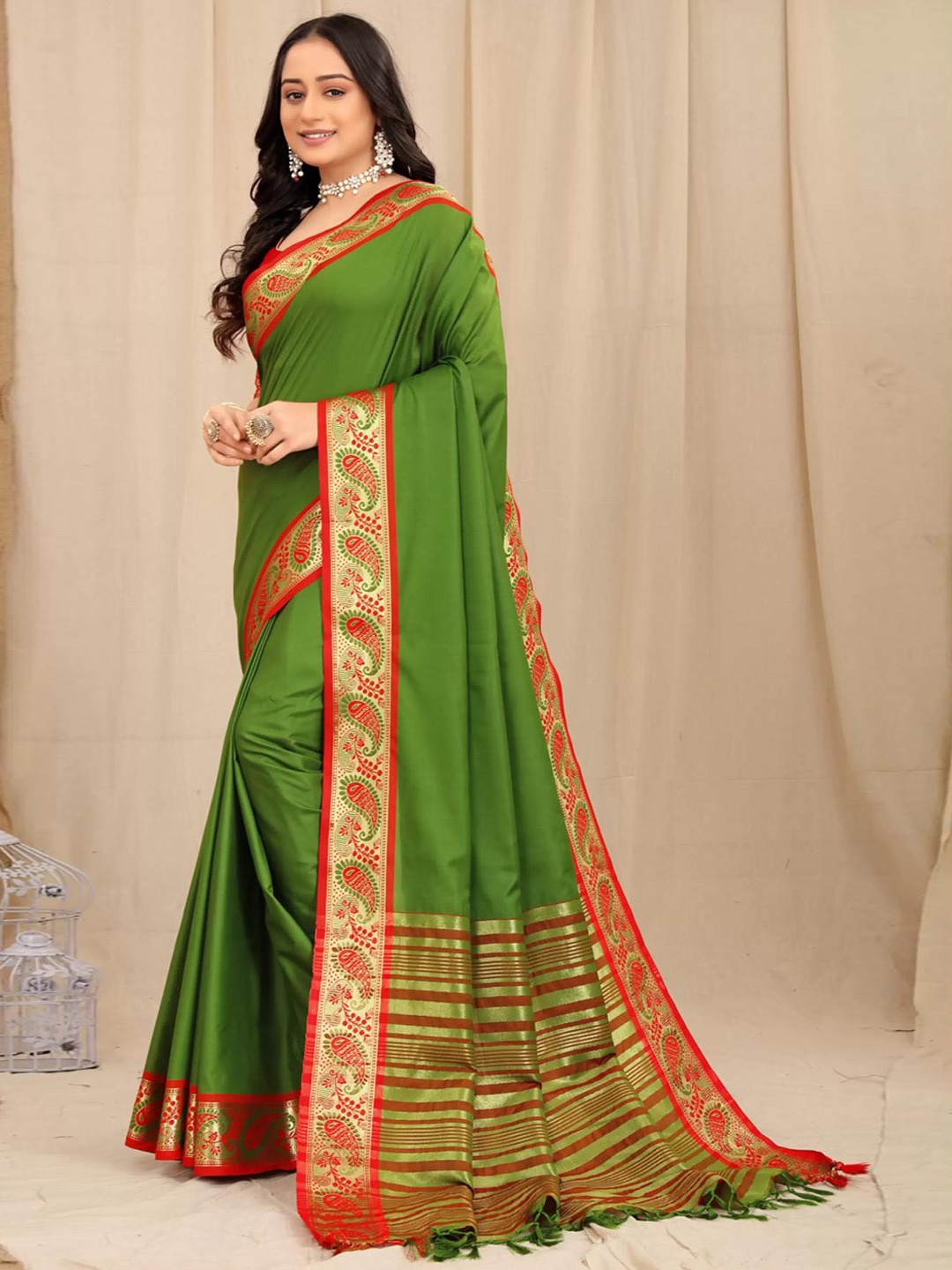 

Spetila Woven Design Zari Saree, Green