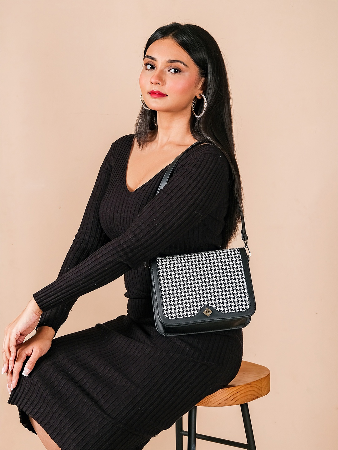 

Nestasia Houndstooth Pattern Structured Shoulder Bag, Black